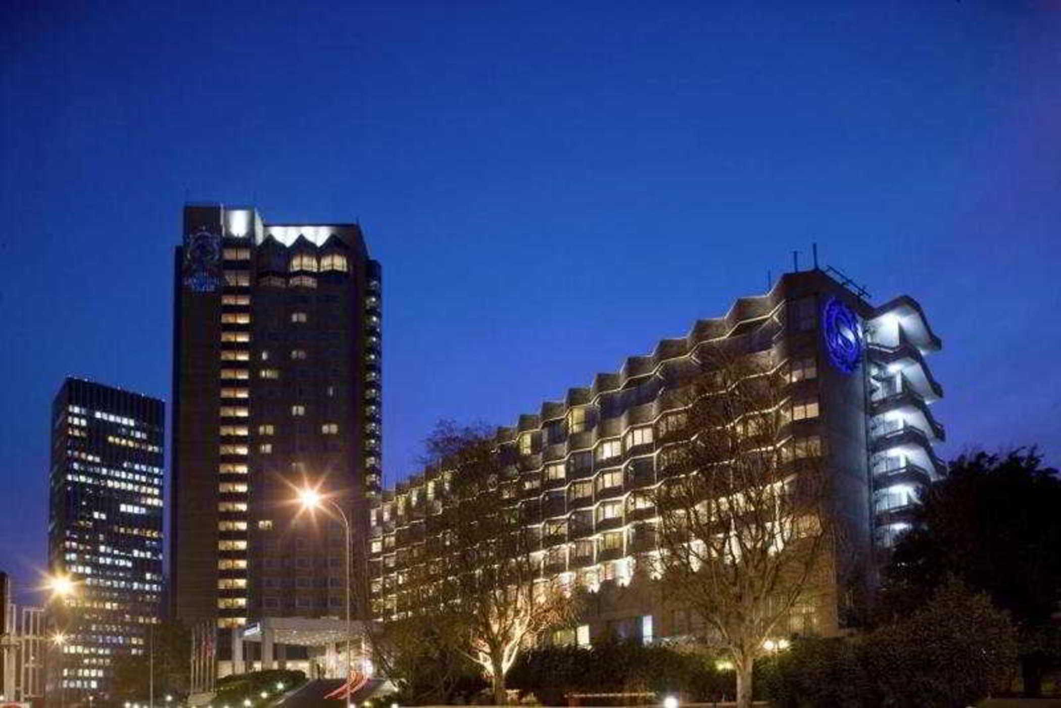 Sheraton Santiago Hotel & Convention Center Buitenkant foto The hotel at night