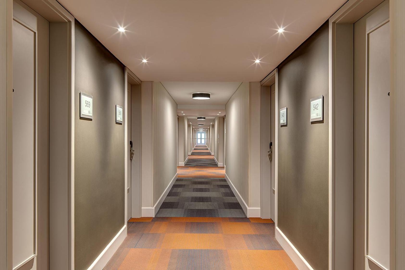 Sheraton Santiago Hotel & Convention Center Buitenkant foto A typical corridor