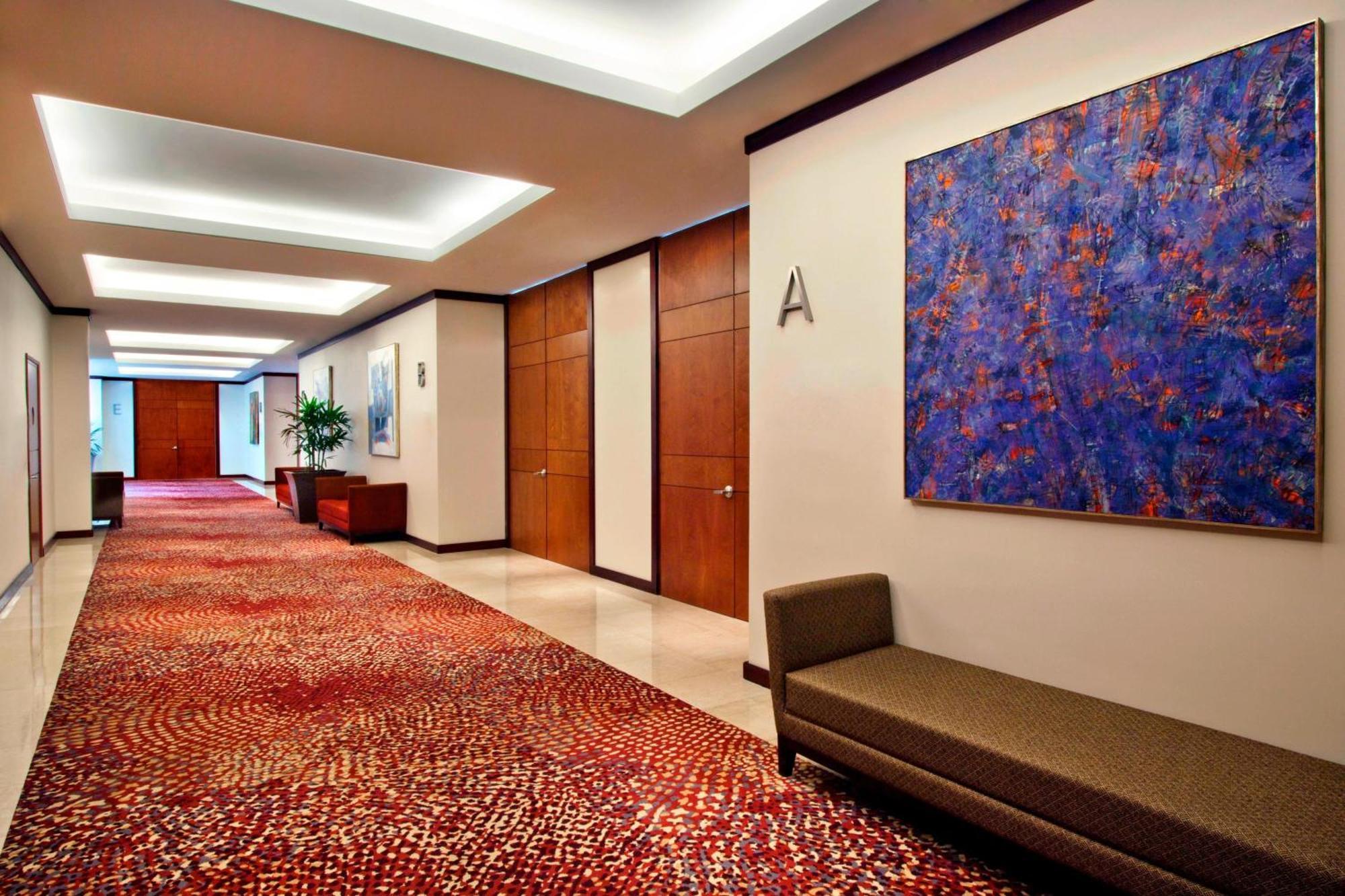 Sheraton Santiago Hotel & Convention Center Buitenkant foto A corridor at the Four Seasons Hotel, Mumbai