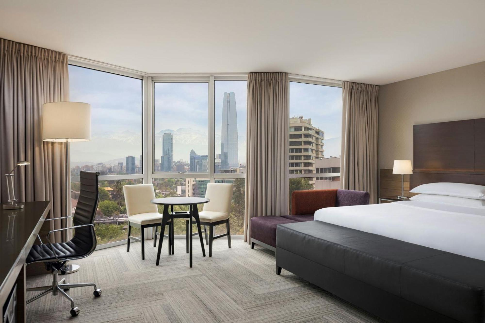 Sheraton Santiago Hotel & Convention Center Buitenkant foto A guest room at the Renaissance Boston Harborview