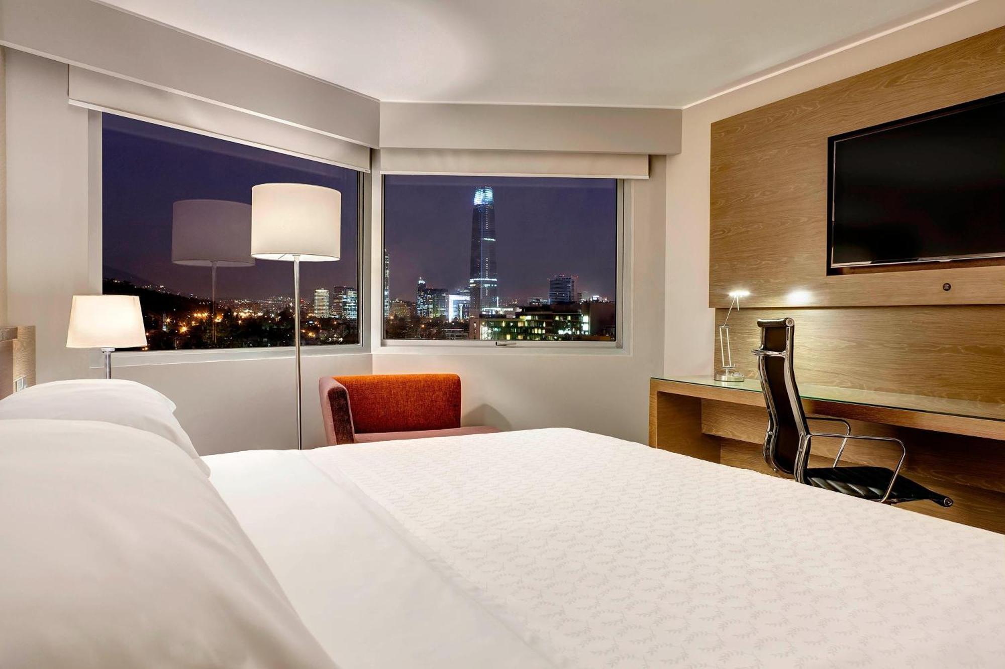 Sheraton Santiago Hotel & Convention Center Buitenkant foto A guest room at the hotel