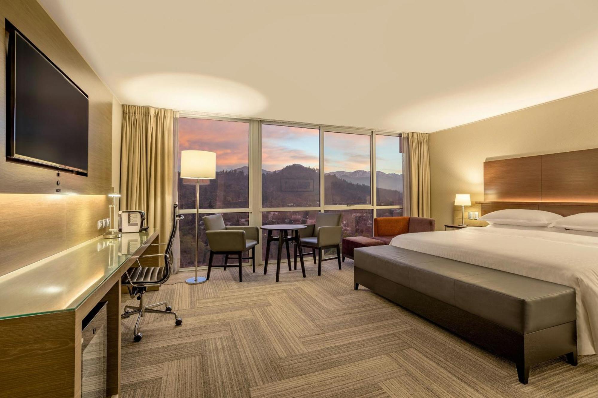 Sheraton Santiago Hotel & Convention Center Buitenkant foto A guest room at the Hilton Scottsdale Resort at Troon
