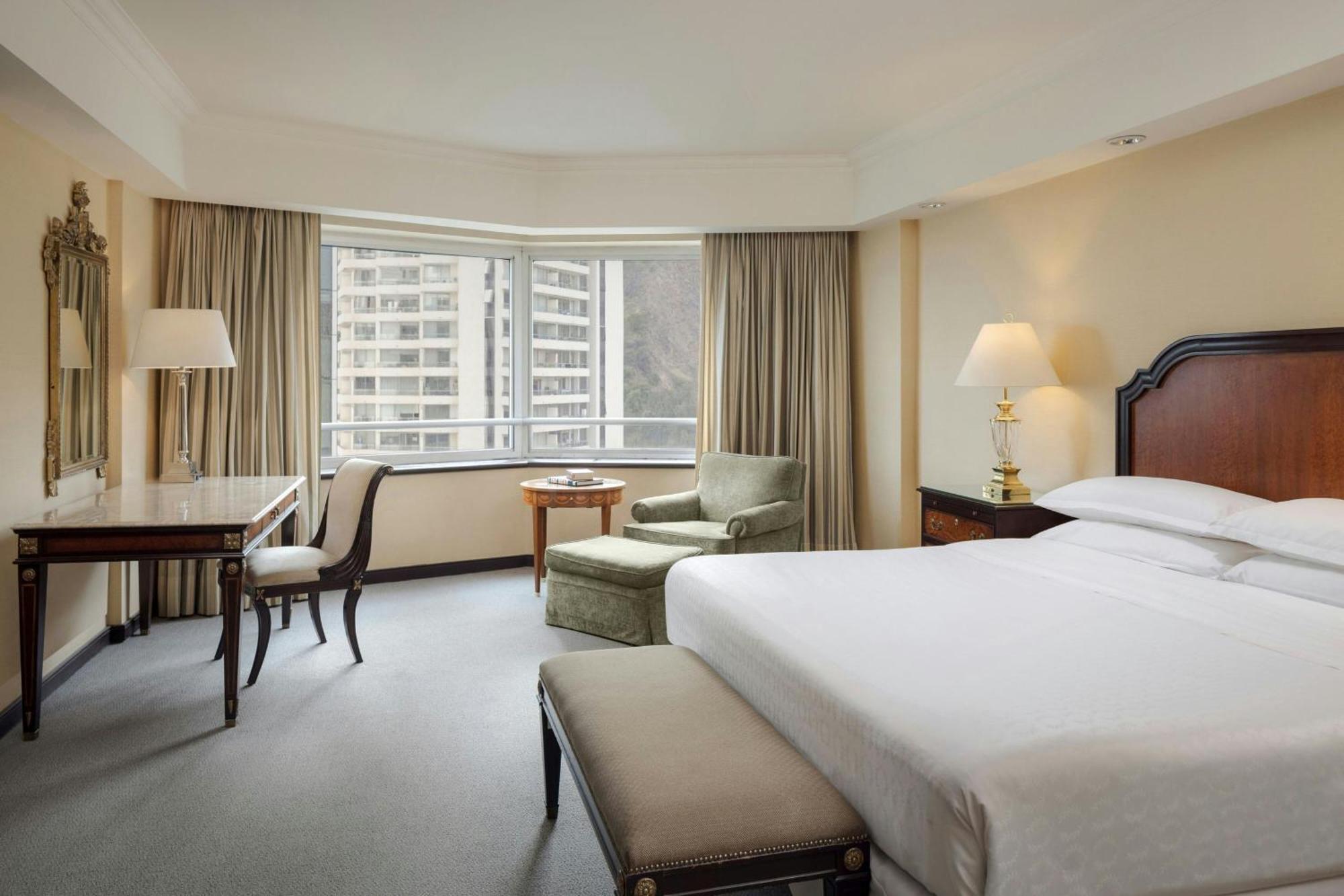 Sheraton Santiago Hotel & Convention Center Buitenkant foto A guest room at the hotel