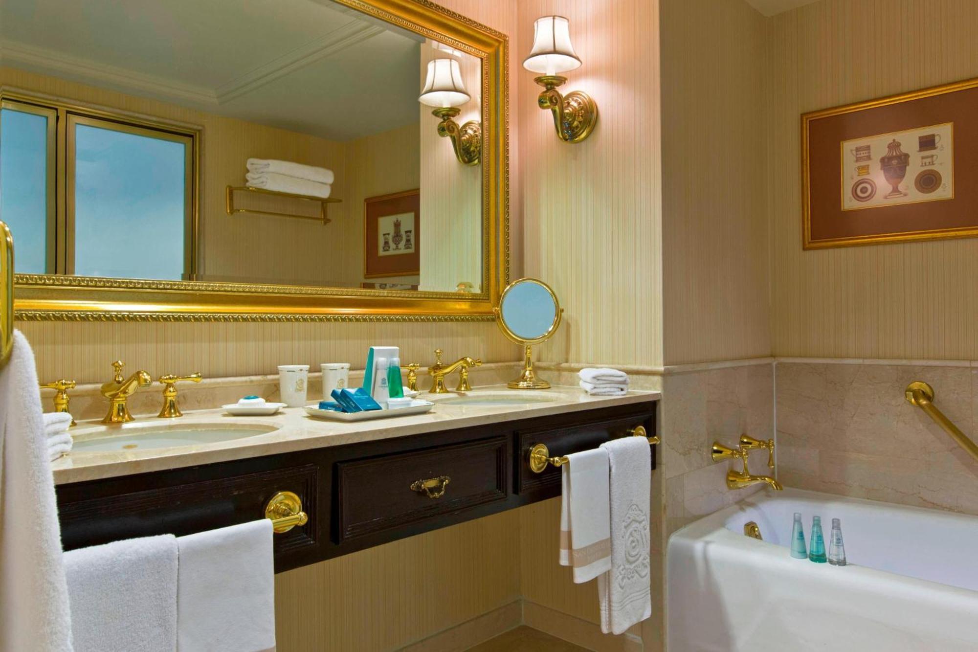 Sheraton Santiago Hotel & Convention Center Buitenkant foto Bathroom