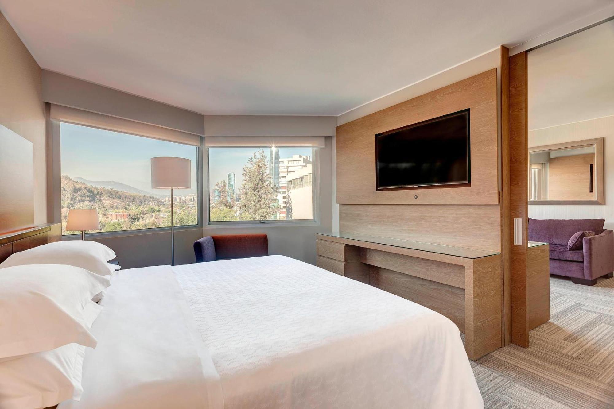 Sheraton Santiago Hotel & Convention Center Buitenkant foto A guest room at the hotel