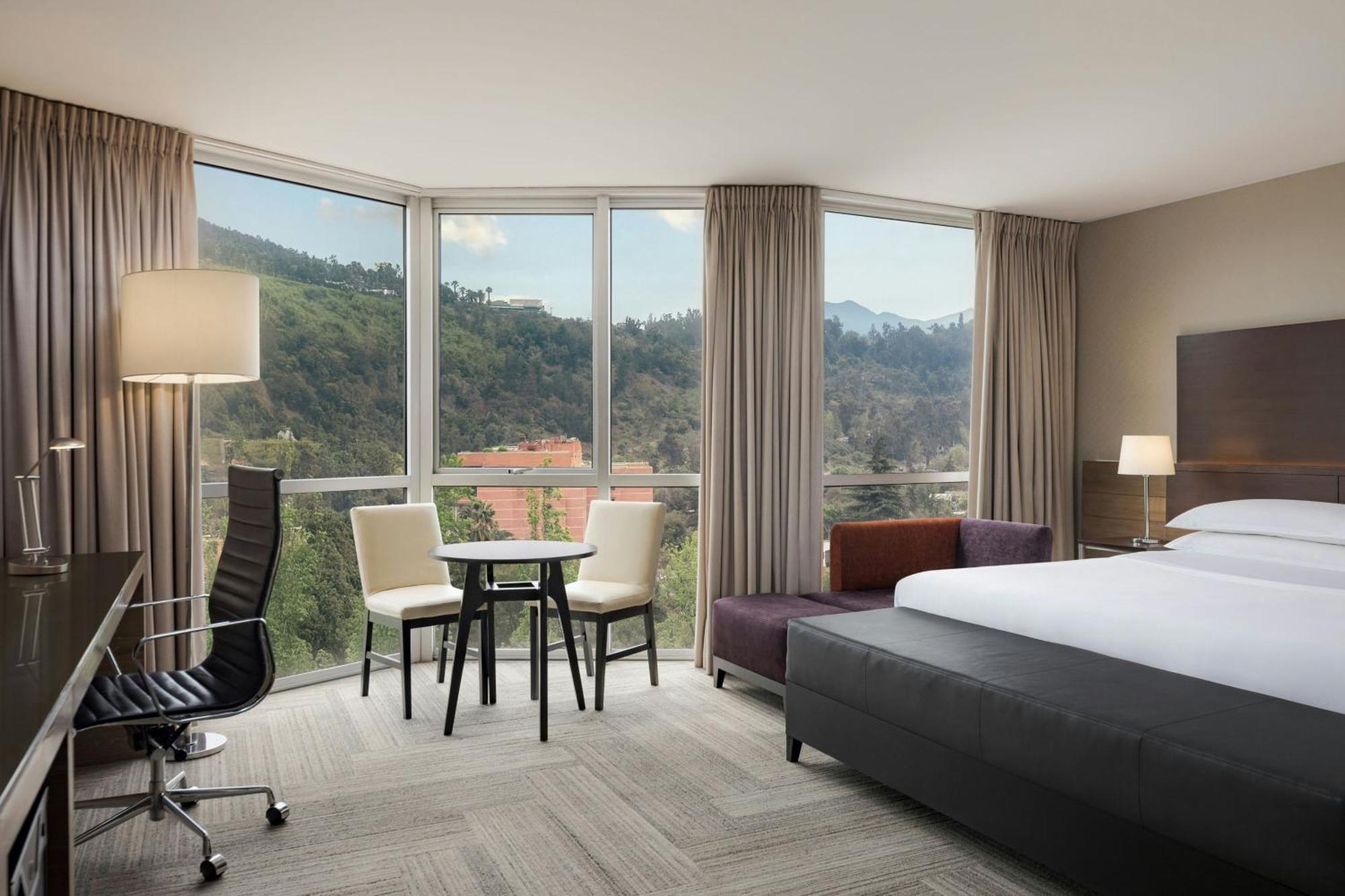 Sheraton Santiago Hotel & Convention Center Buitenkant foto A guest room at the Beverly Hills Hotel
