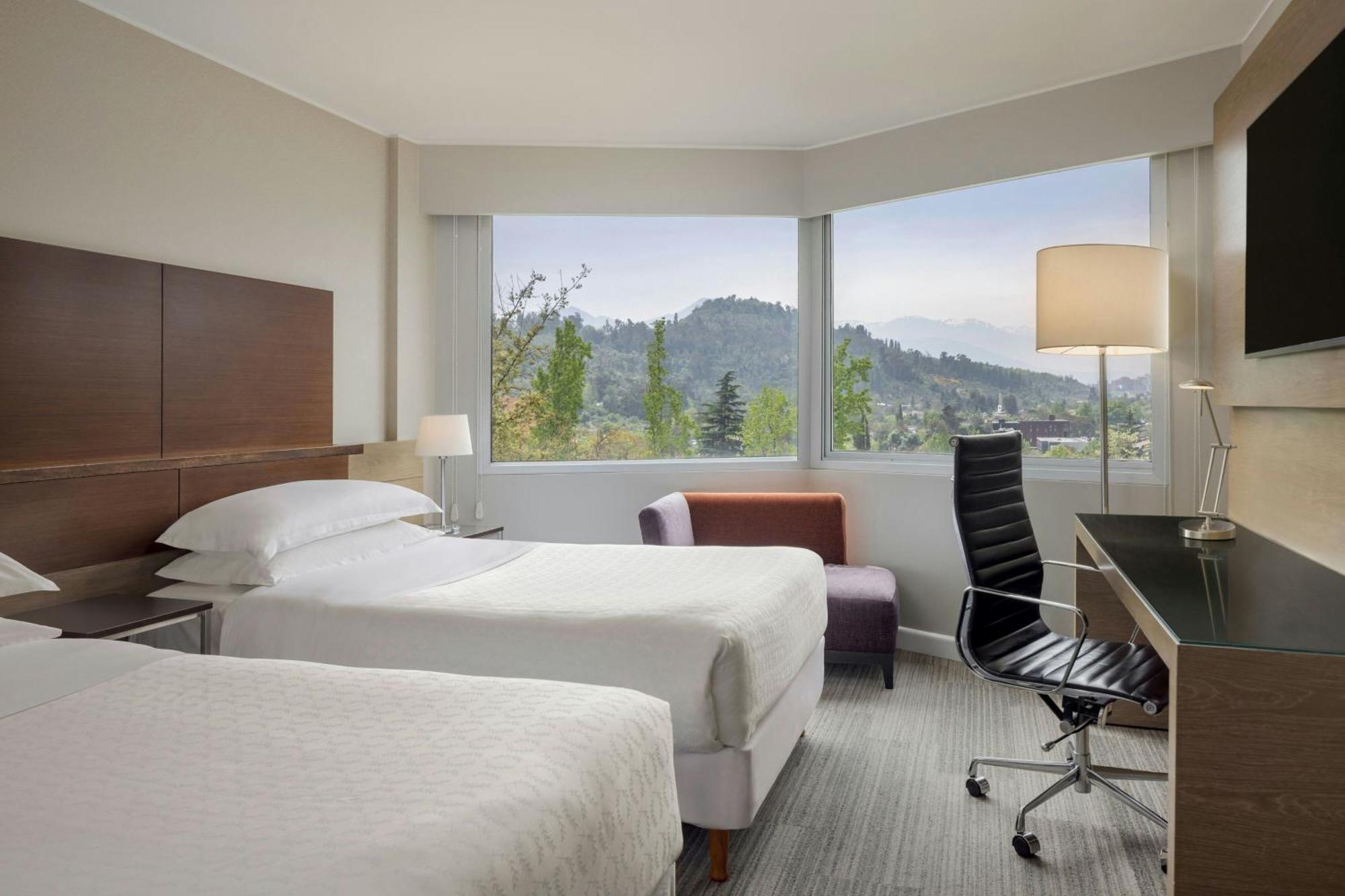 Sheraton Santiago Hotel & Convention Center Buitenkant foto A guest room at the hotel