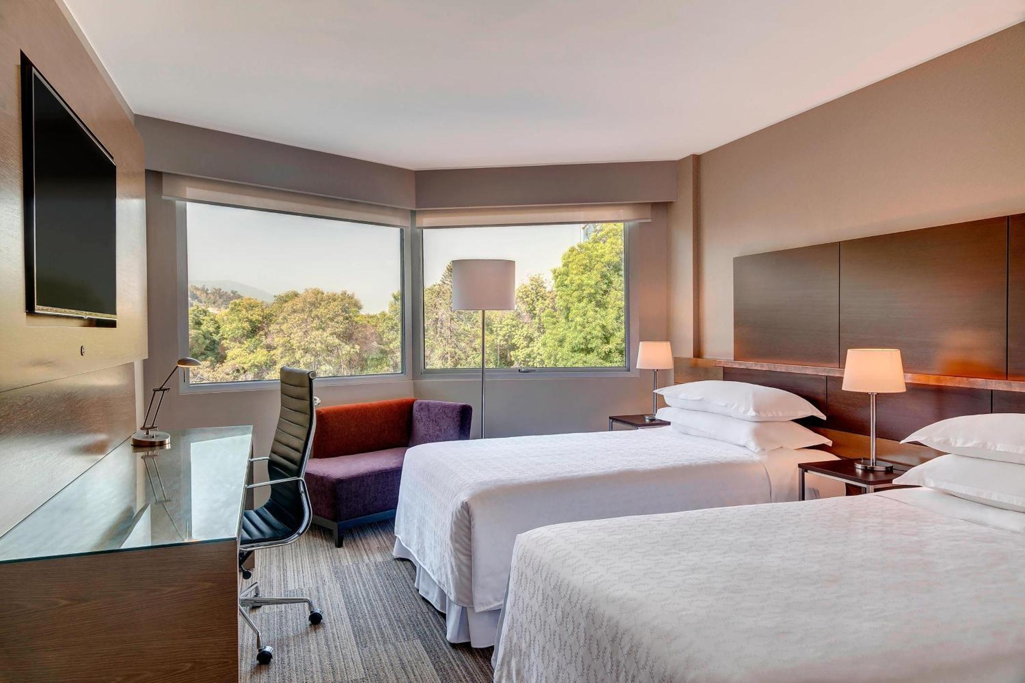 Sheraton Santiago Hotel & Convention Center Buitenkant foto A guest room at the Sheraton Lisboa Hotel