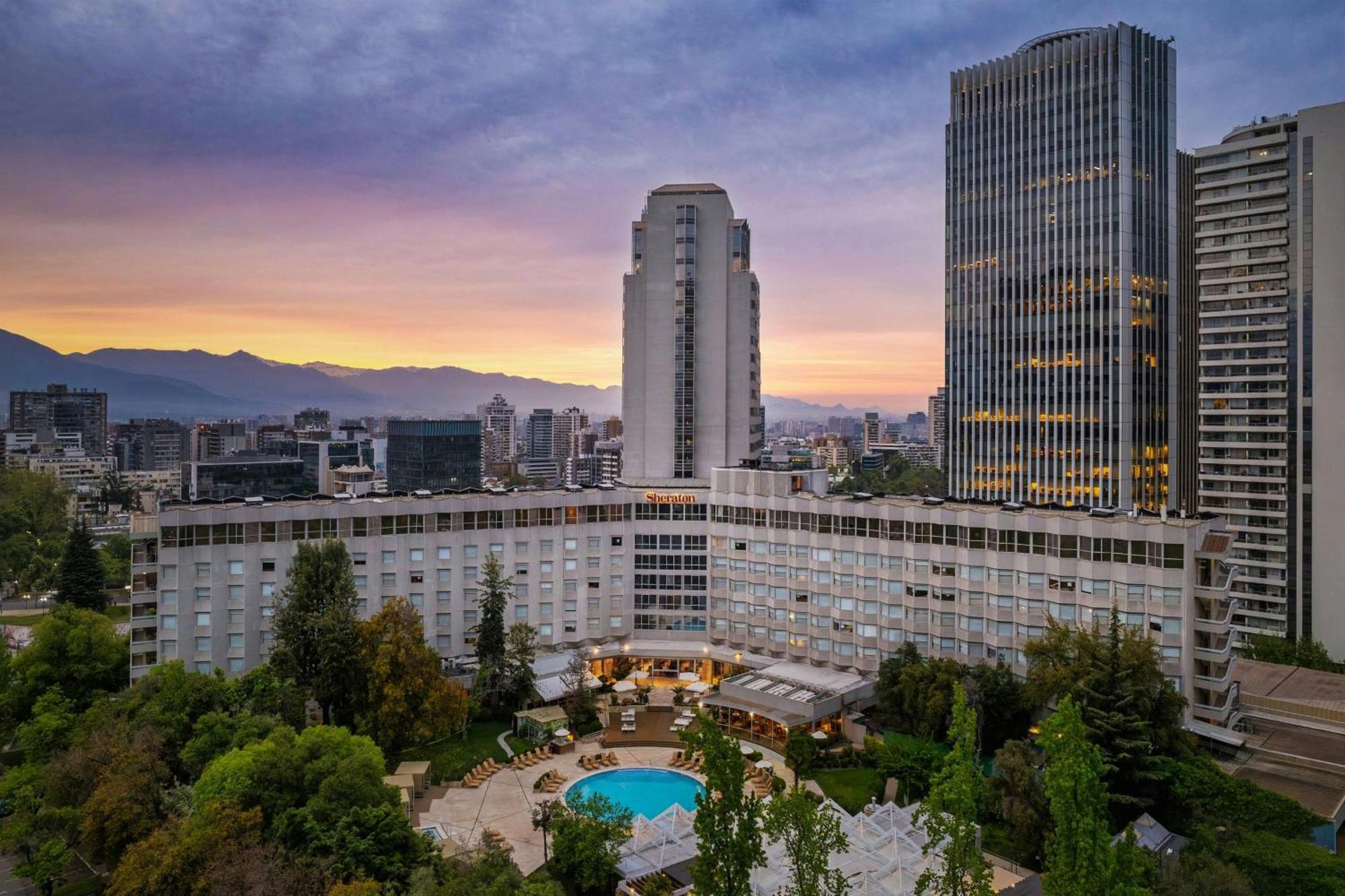 Sheraton Santiago Hotel & Convention Center Buitenkant foto The hotel in 2018