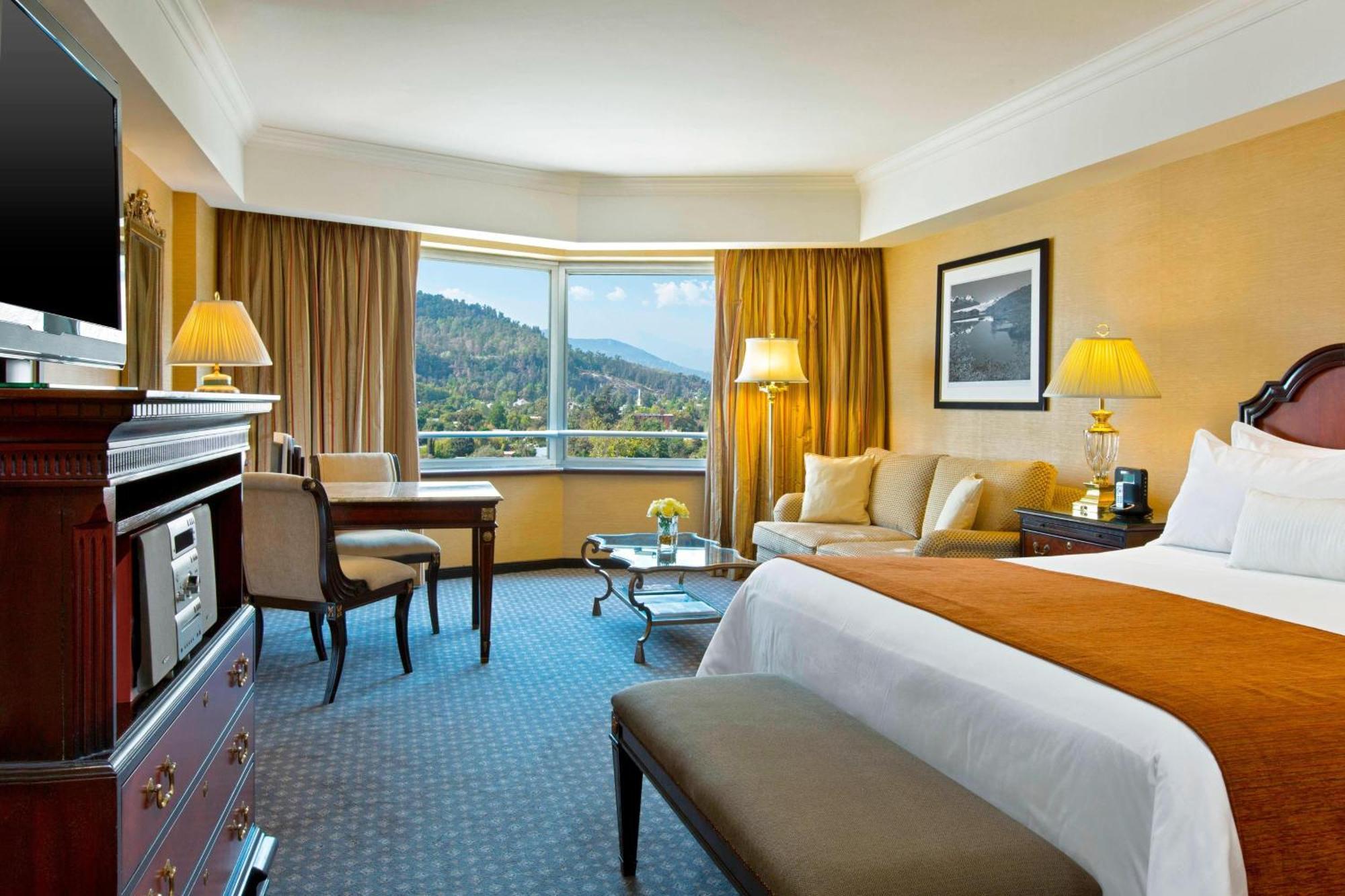 Sheraton Santiago Hotel & Convention Center Buitenkant foto A guest room at the InterContinental Santiago