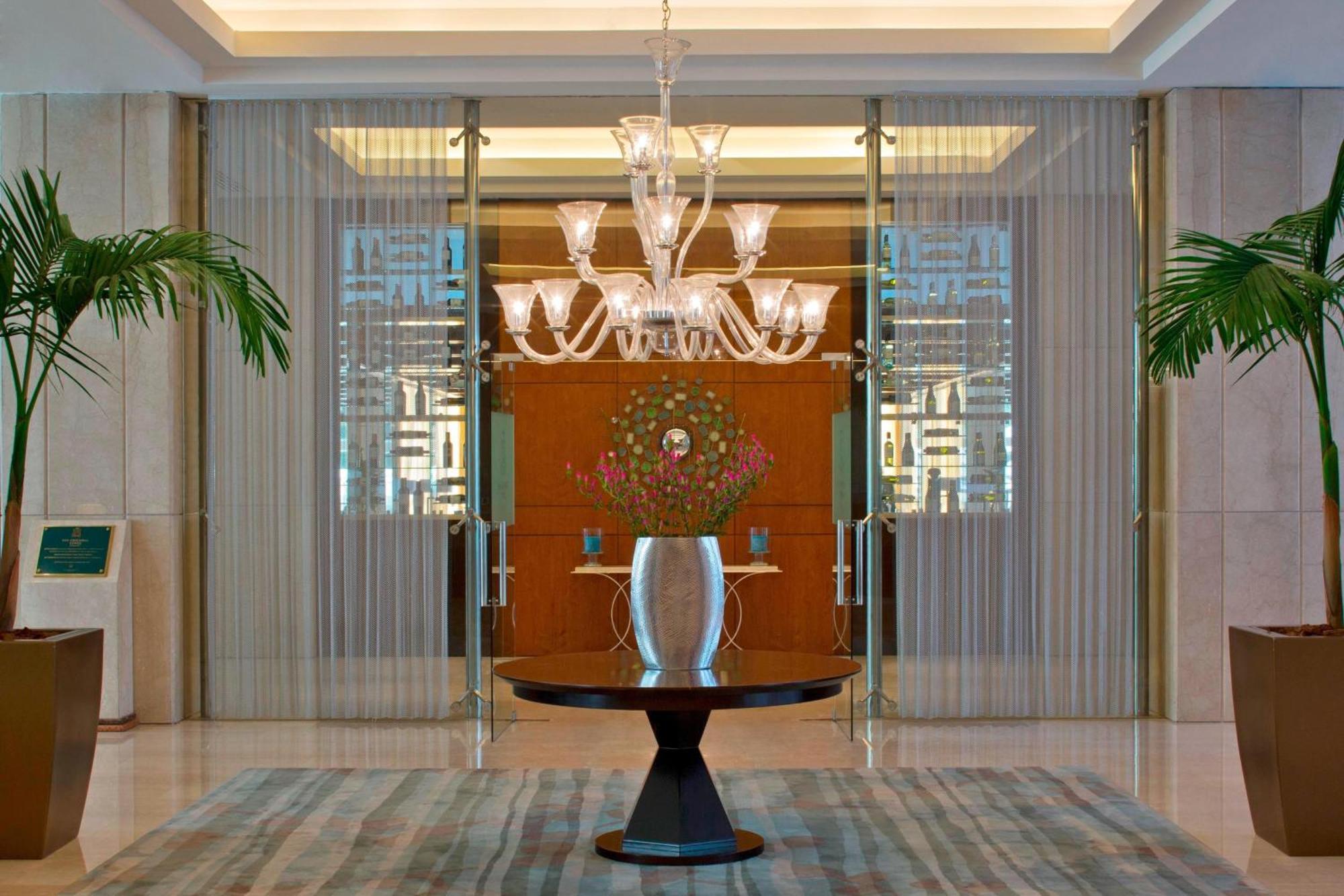 Sheraton Santiago Hotel & Convention Center Buitenkant foto The lobby of the hotel