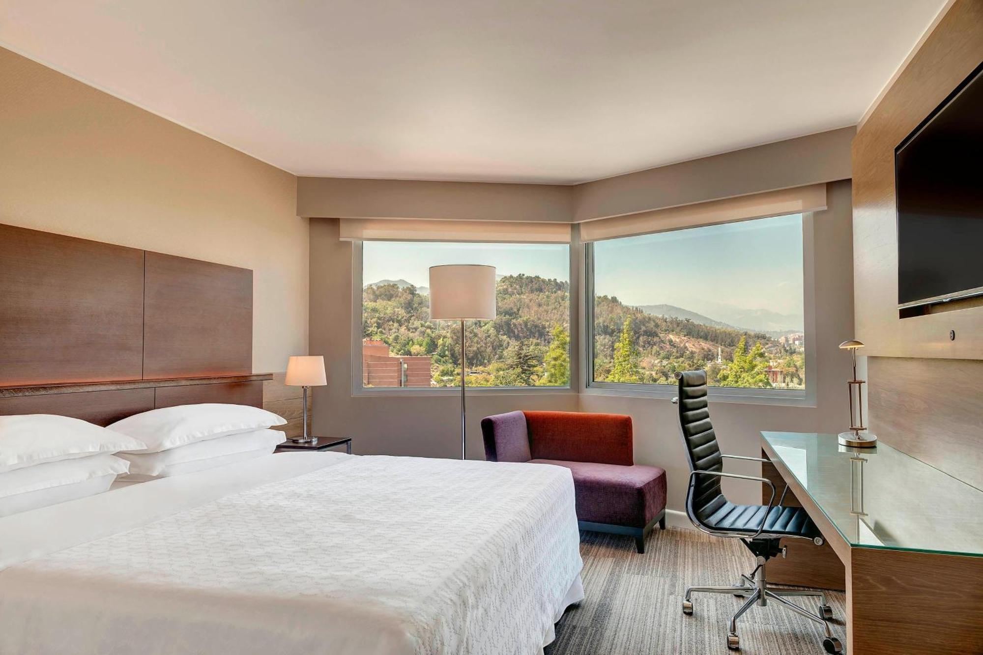 Sheraton Santiago Hotel & Convention Center Buitenkant foto A guest room at the Hilton San Francisco Airport