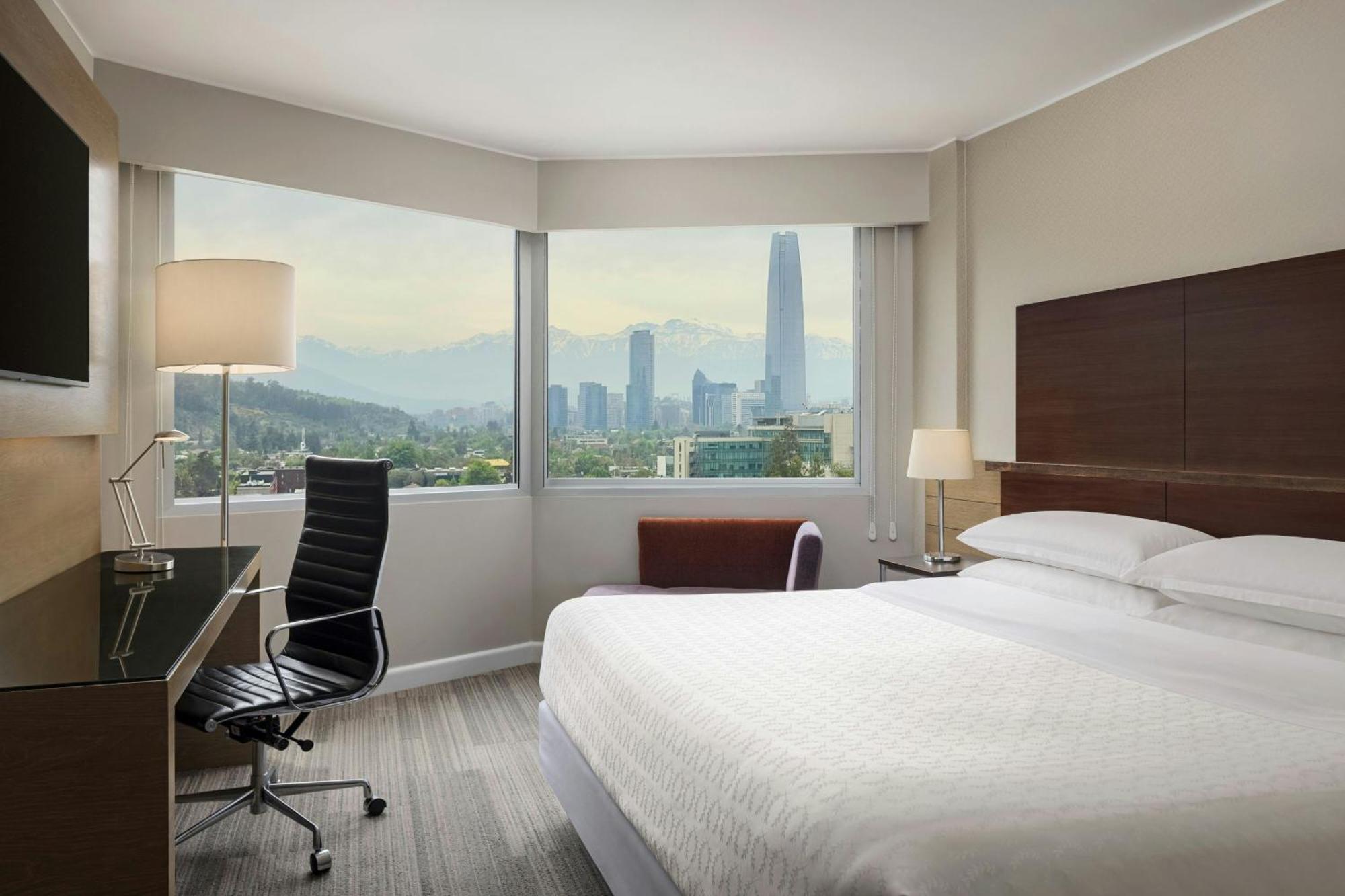 Sheraton Santiago Hotel & Convention Center Buitenkant foto A guest room at the Sheraton Xiamen Hotel