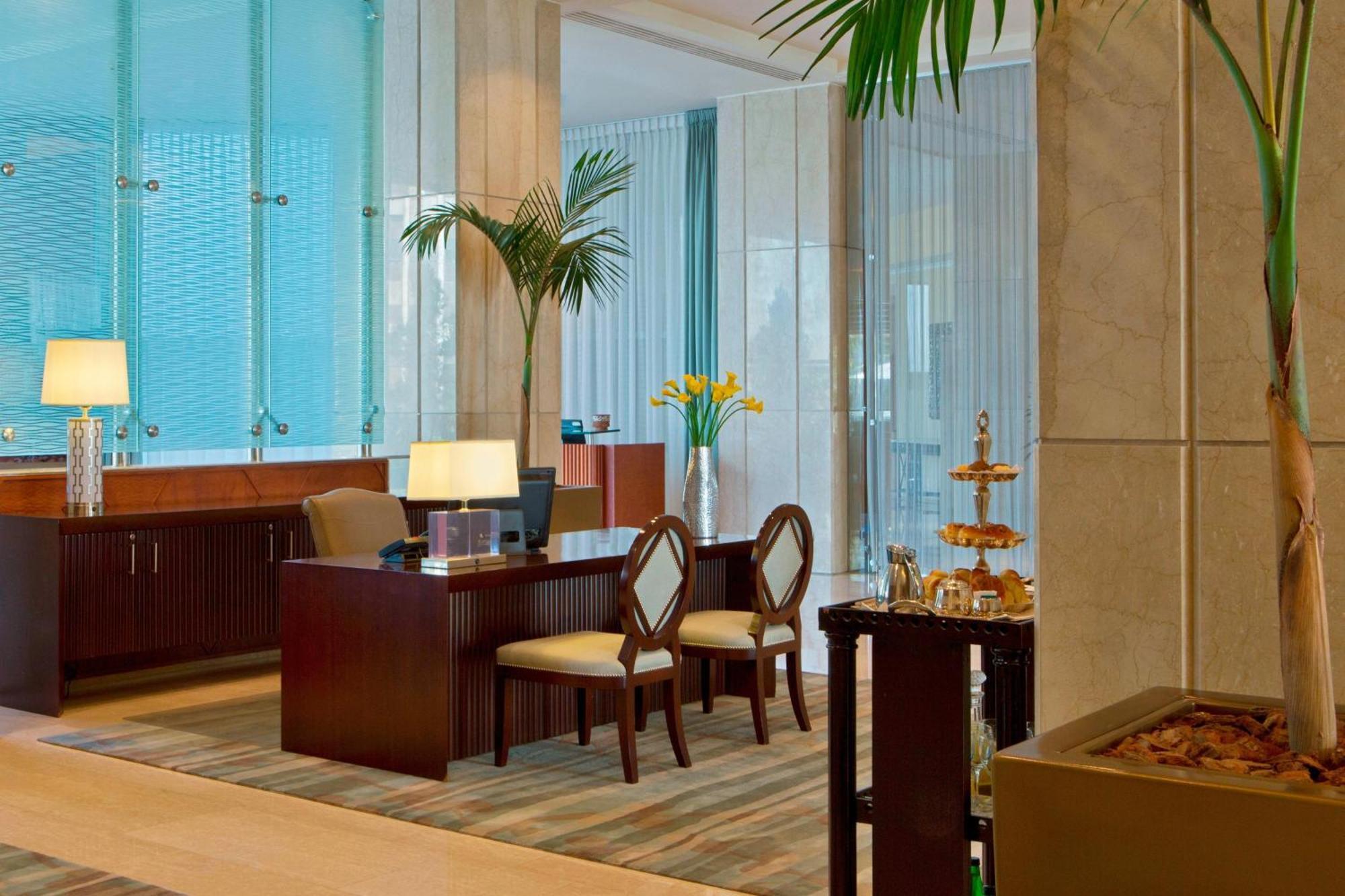 Sheraton Santiago Hotel & Convention Center Buitenkant foto Concierge desk at the Westin Palace, Madrid